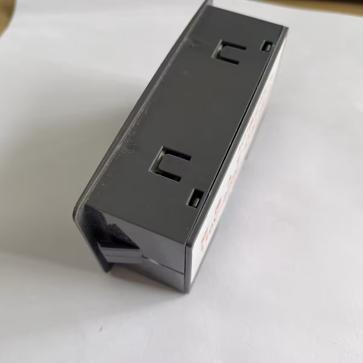 Dispositivo per regolazione ritardo nei circuiti elettrici