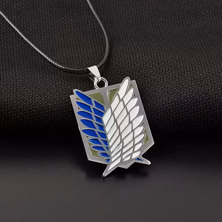 Ciondolo Anime Attack on Titan – Medaglione con Collana Argentata per Fan Manga & Cosplay
