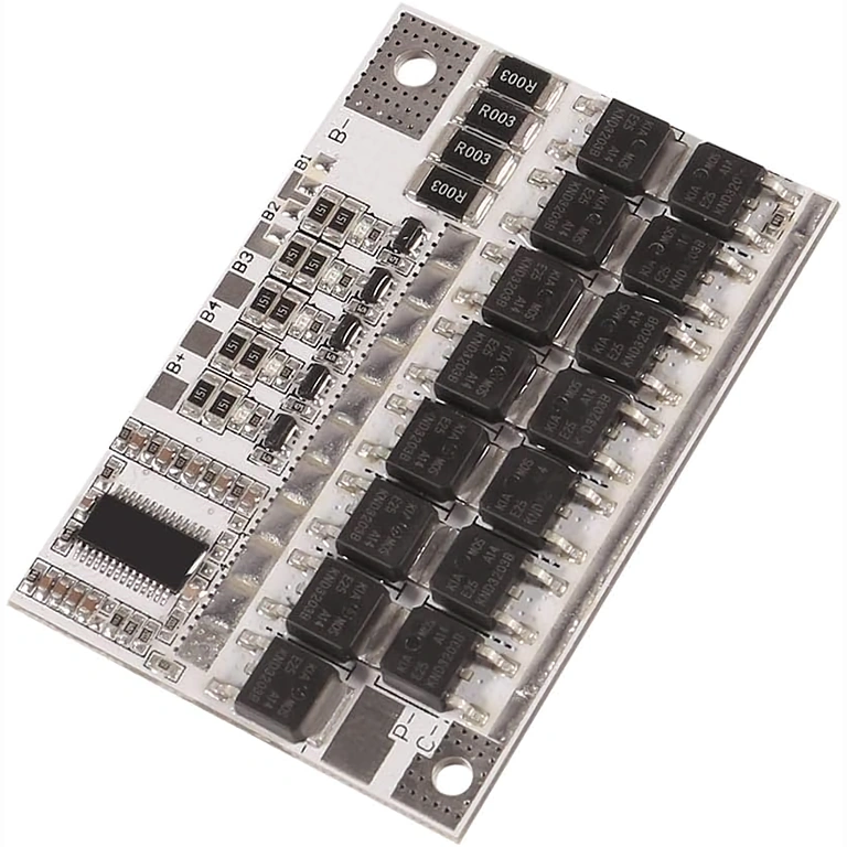 Immagine dettagliata del fronte della scheda BMS 5S 100A con componenti elettronici chiari