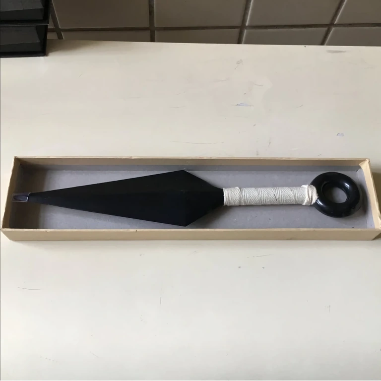 Giocattolo tipo arma ninja con design Naruto