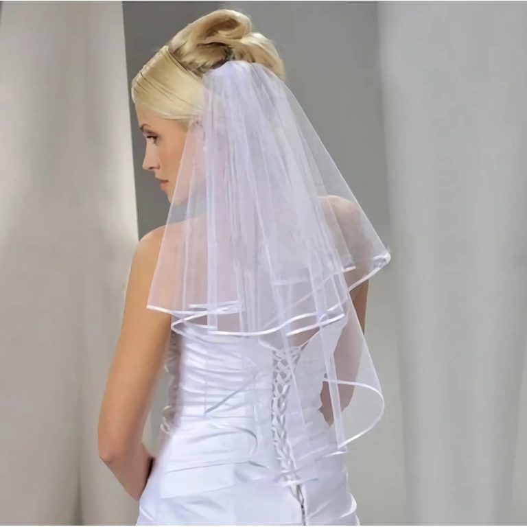 Accessorio classico da sposa, senza applicazioni, adatto a ogni stile di abito