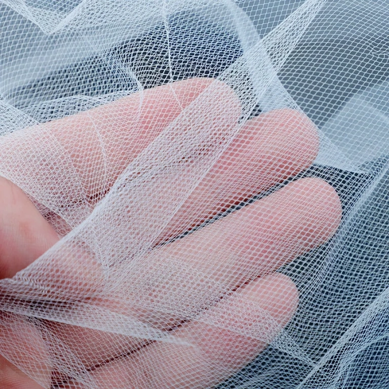 Velo bianco fissato con pettine, ideale per acconciature morbide o chignon