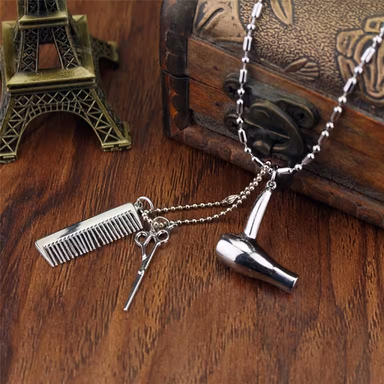 Collana con Ciondolo Parrucchiere Hairstylist con Forbice, Pettine e Phon – Regalo per Barber e Hairdresser