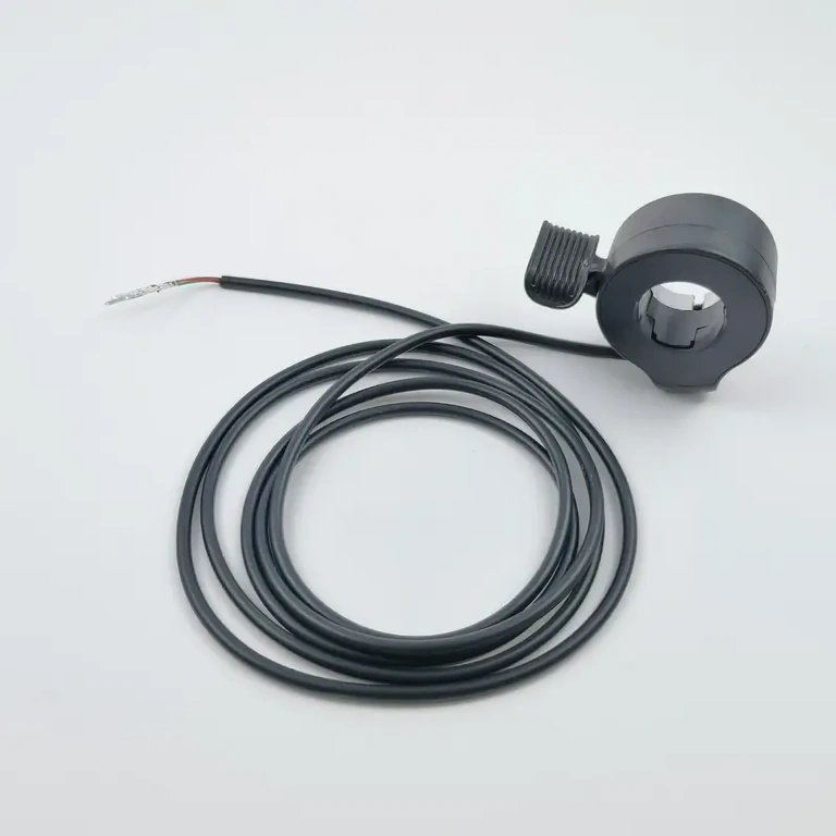 Dettaglio cavi manopola acceleratore: rosso 5V, nero GND, verde segnale