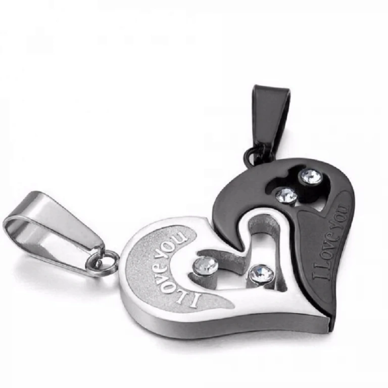 Due catenine con pendenti a cuore, ideali per coppie