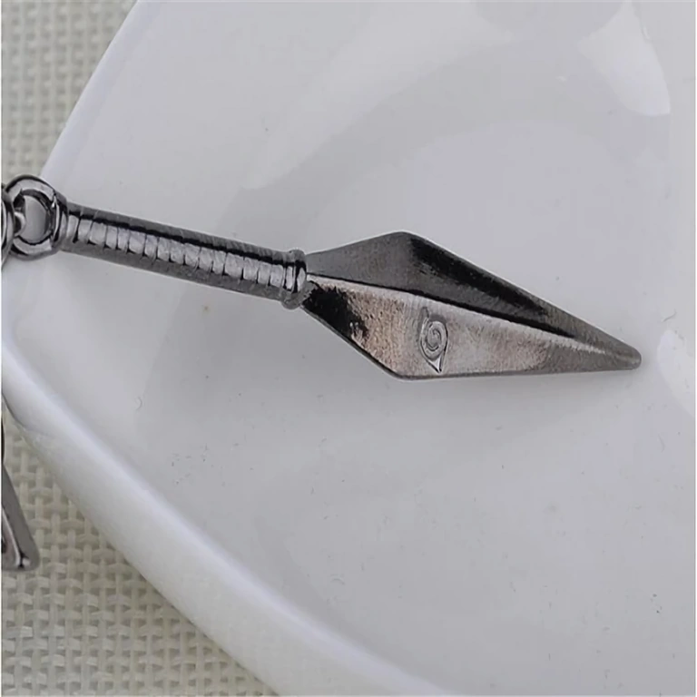 Ciondolo metallico Kunai con collana in pelle