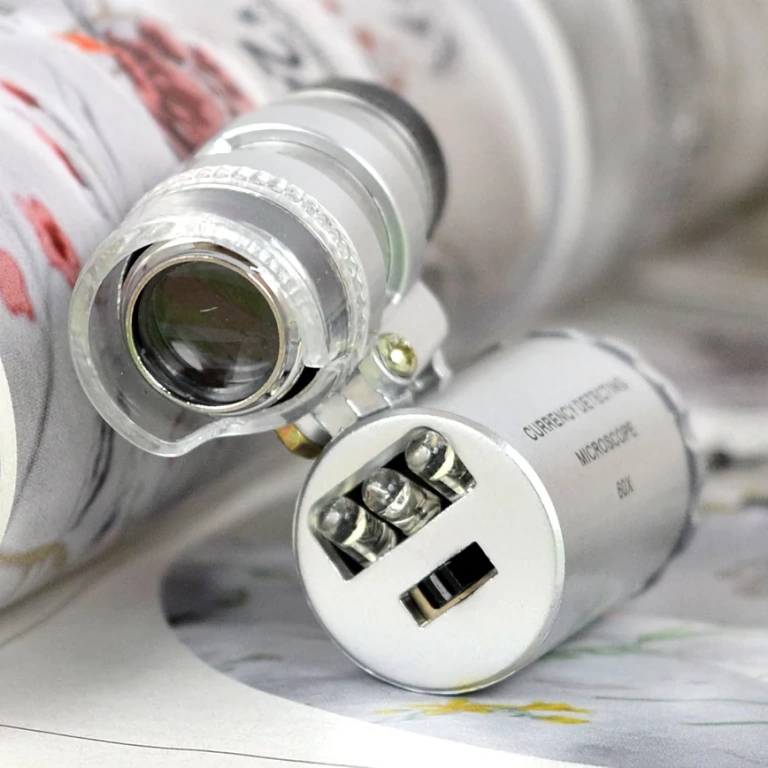 Microscopio portatile con LED e luce ultravioletta Microscopio compatto portatile con LED e luce UV per ispezioni dettagliate