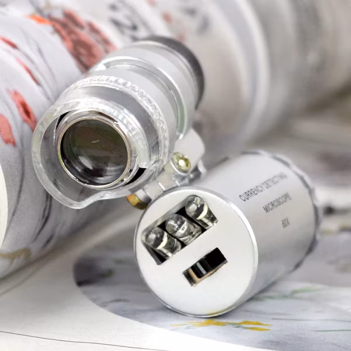 Microscopio compatto portatile con LED e luce UV per ispezioni dettagliate