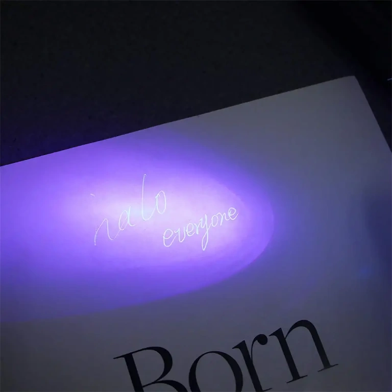Penna speciale con LED UV per scrivere e leggere messaggi invisibili