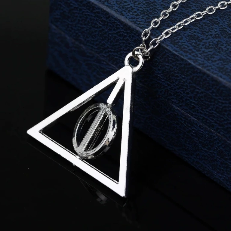 Medaglione argentato con simbolo Deathly Hallows