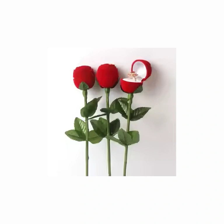 Scatola romantica a forma di fiore rosa per regalare un anello