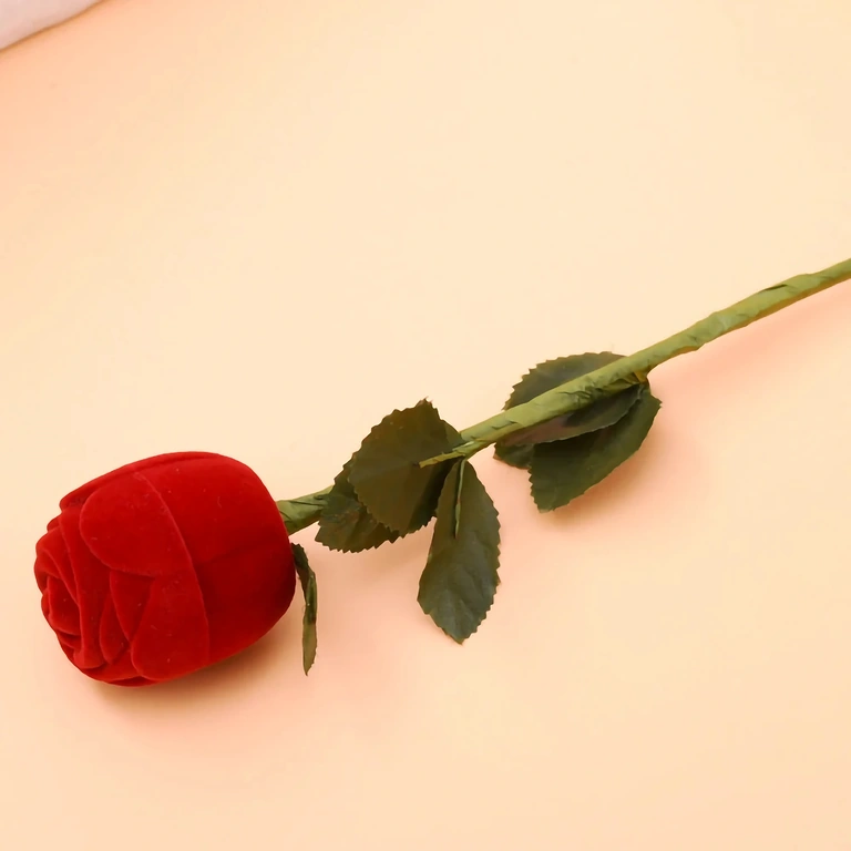 Scatolina in velluto rosso a forma di rosa per gioielli – orecchini o anello