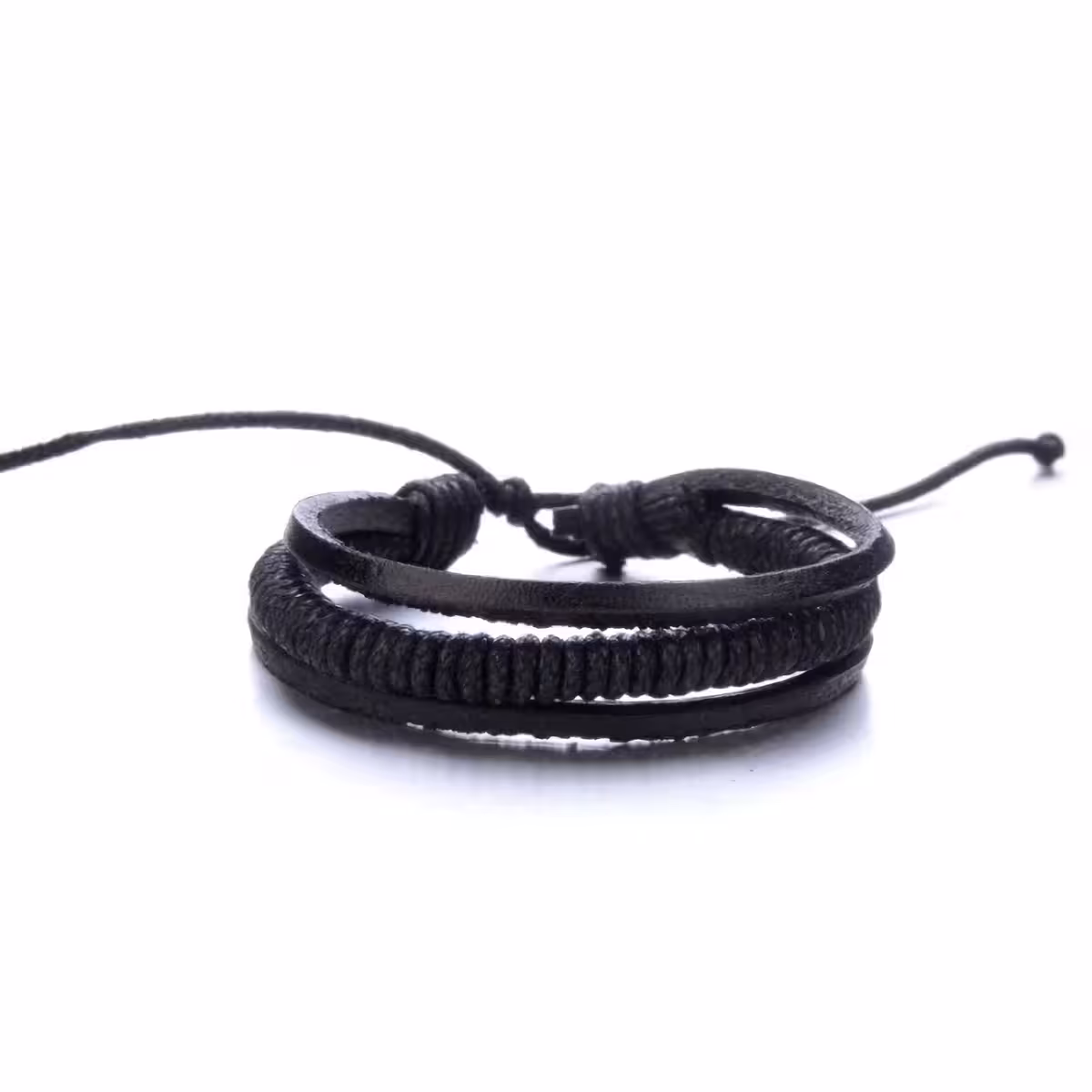 Braccialetti maschili dal look ribelle – pelle naturale ed elementi metallici