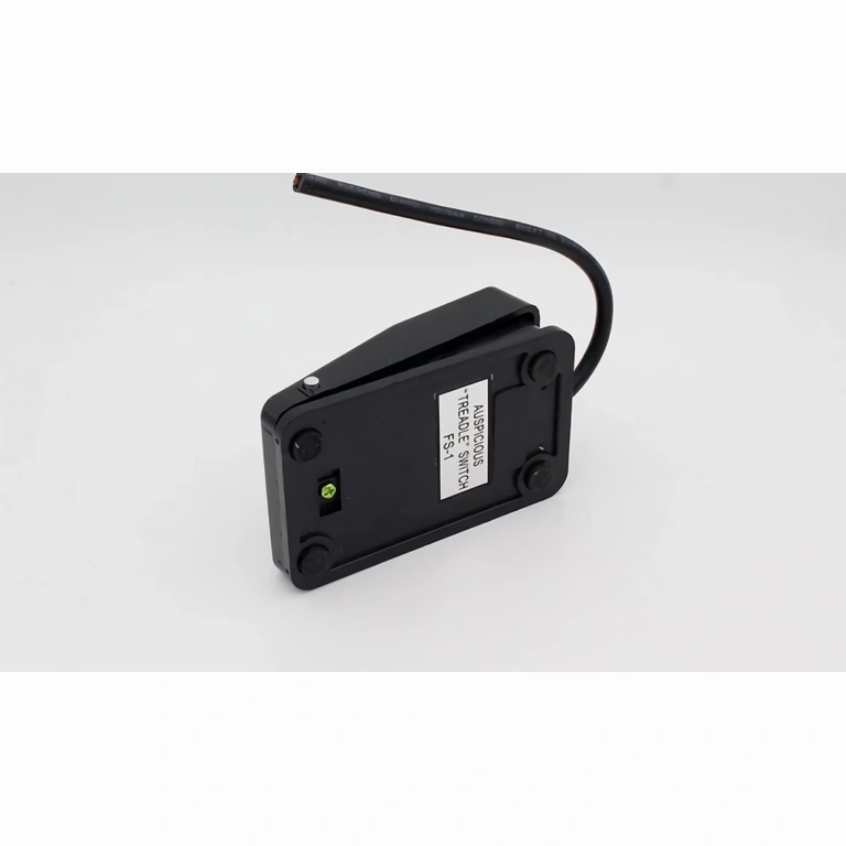 Interruttore elettrico con pulsante a pedale montato su cavo