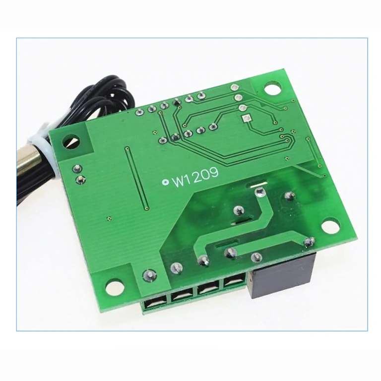 Vista posteriore – relè e pin W1209 Immagine retro scheda termostato con pin di collegamento