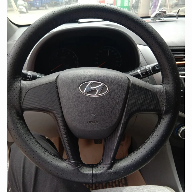 Coprivolante in pelle nera con texture antiscivolo per guida confortevole