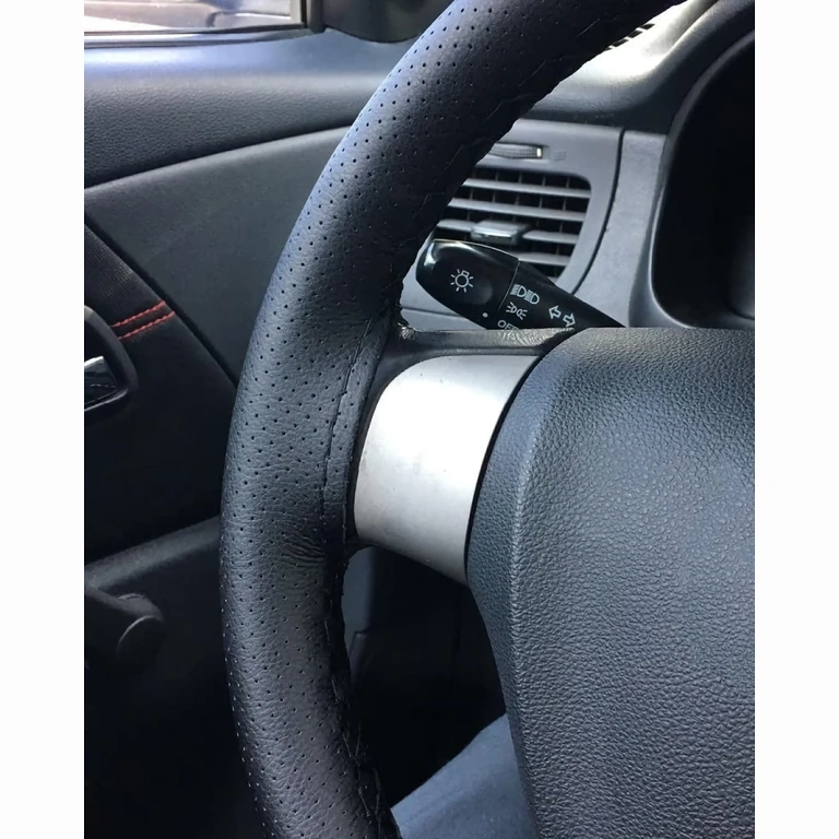 Coprivolante premium, pelle perforata, design sportivo