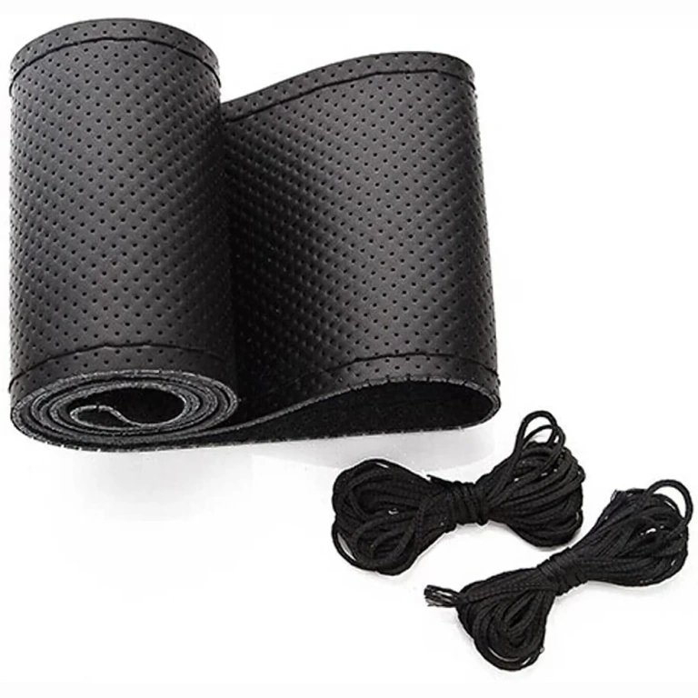 Coprivolante nero in pelle cucito a mano, aspetto elegante