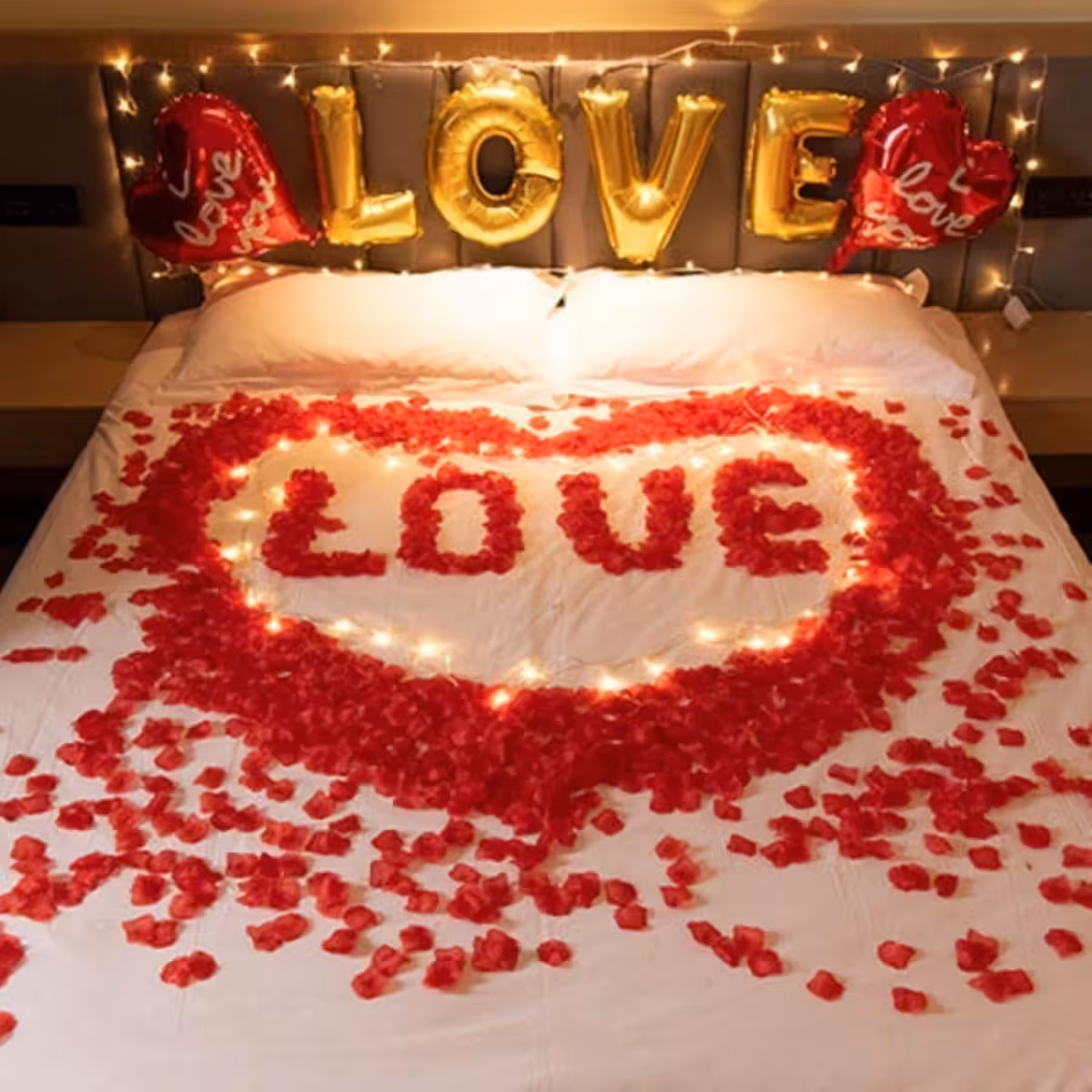 Crea un’atmosfera intima con petali di rosa rossi artificiali