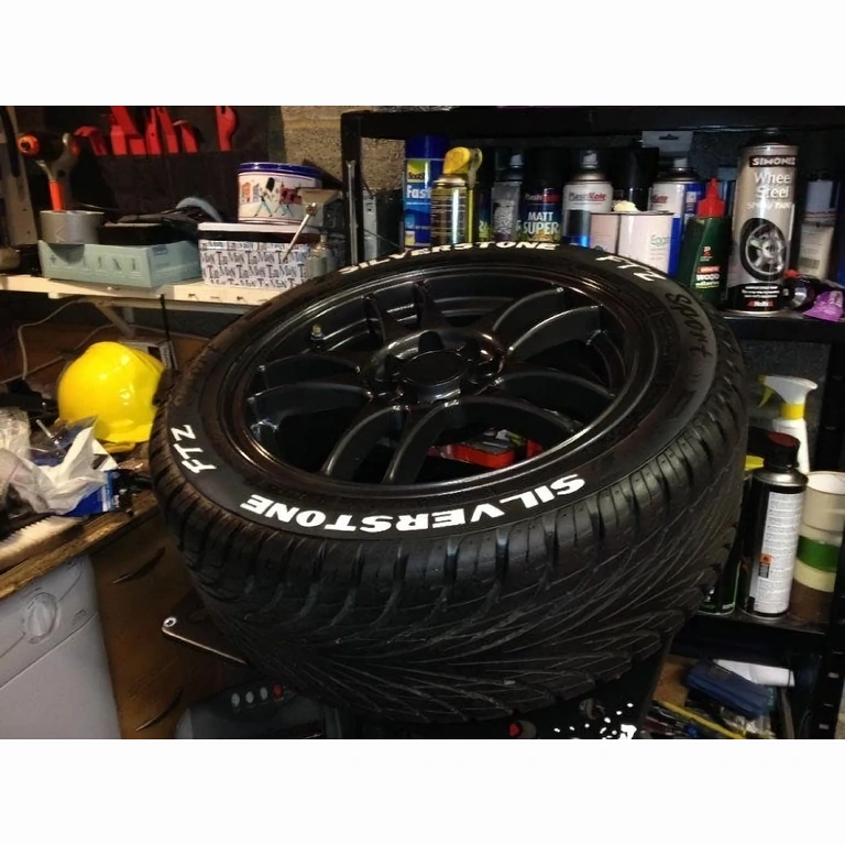 Pennarello con vernice bianca e punta tonda Pennarello con vernice bianca e punta da 2 mm