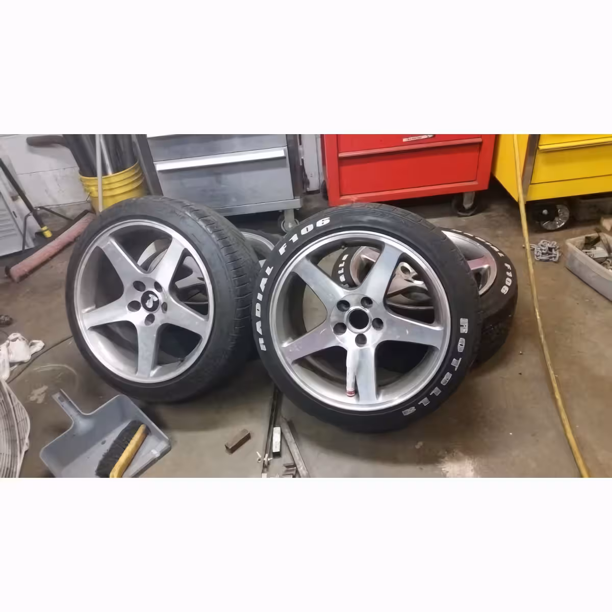 Pennarello speciale bianco per scrivere testi permanenti su gomme