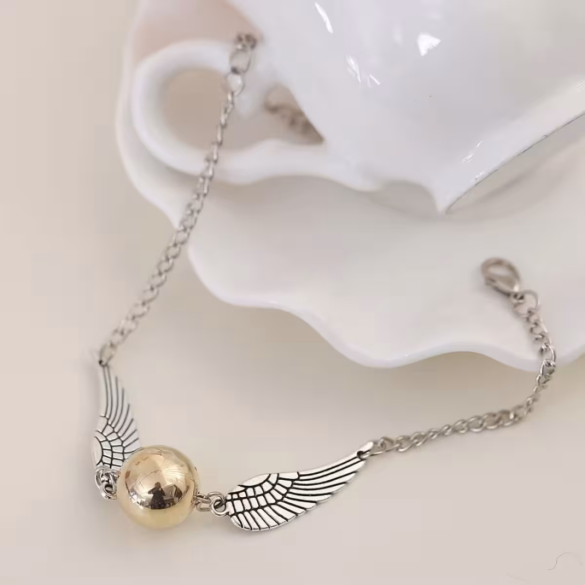 Bracciale dorato con pendente Snitch, stile casual
