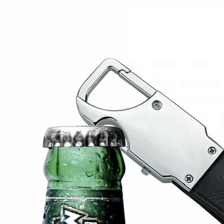 Portachiavi in pelle con apribottiglie Portachiavi in pelle nera con apribottiglie integrato