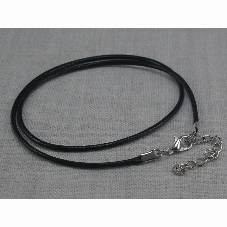 Pendente con cristallo rosa e cordino in pelle – energia dolce e protettiva