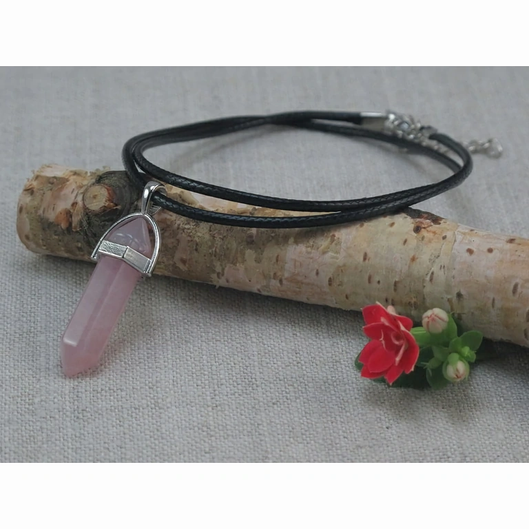 Collana fatta a mano con pendente quarzo rosa – pietra dell’amore