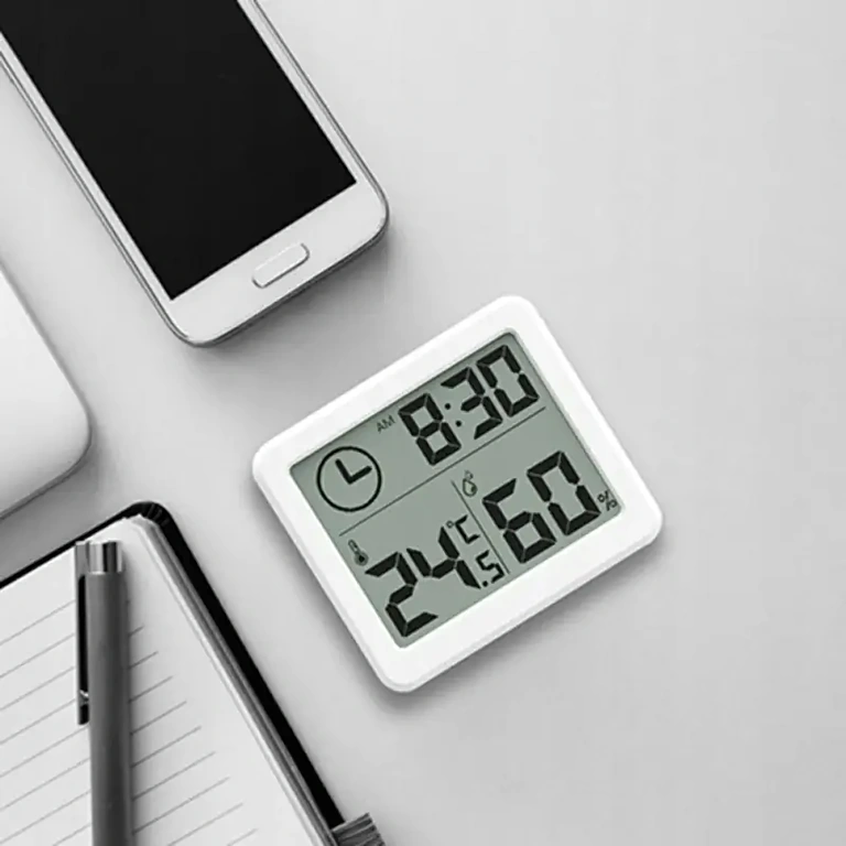 Dispositivo per controllo clima in camera, display LCD e design moderno