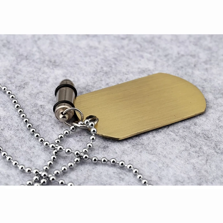 Accessorio uomo composto da catena army, dog tag e pendente proiettile