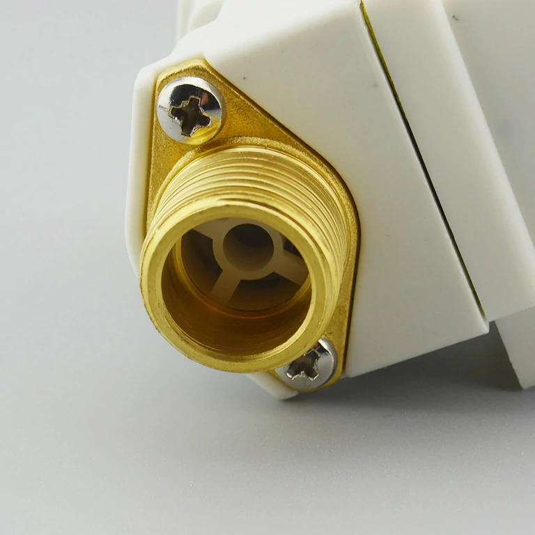 Elettrovalvola acqua 12V normalmente chiusa con raccordo ½ pollice Elettrovalvola normalmente chiusa per acqua 12V con raccordo ½ pollice, ideale per impianti solari