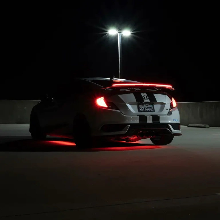 Spoiler con striscia LED per luce stop su bagagliaio Spoiler con luce LED stop montato sul bagagliaio