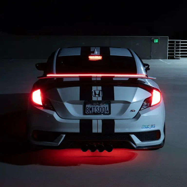 Spoiler bagagliaio con striscia LED in carbonio Spoiler per bagagliaio con striscia LED e stop integrato