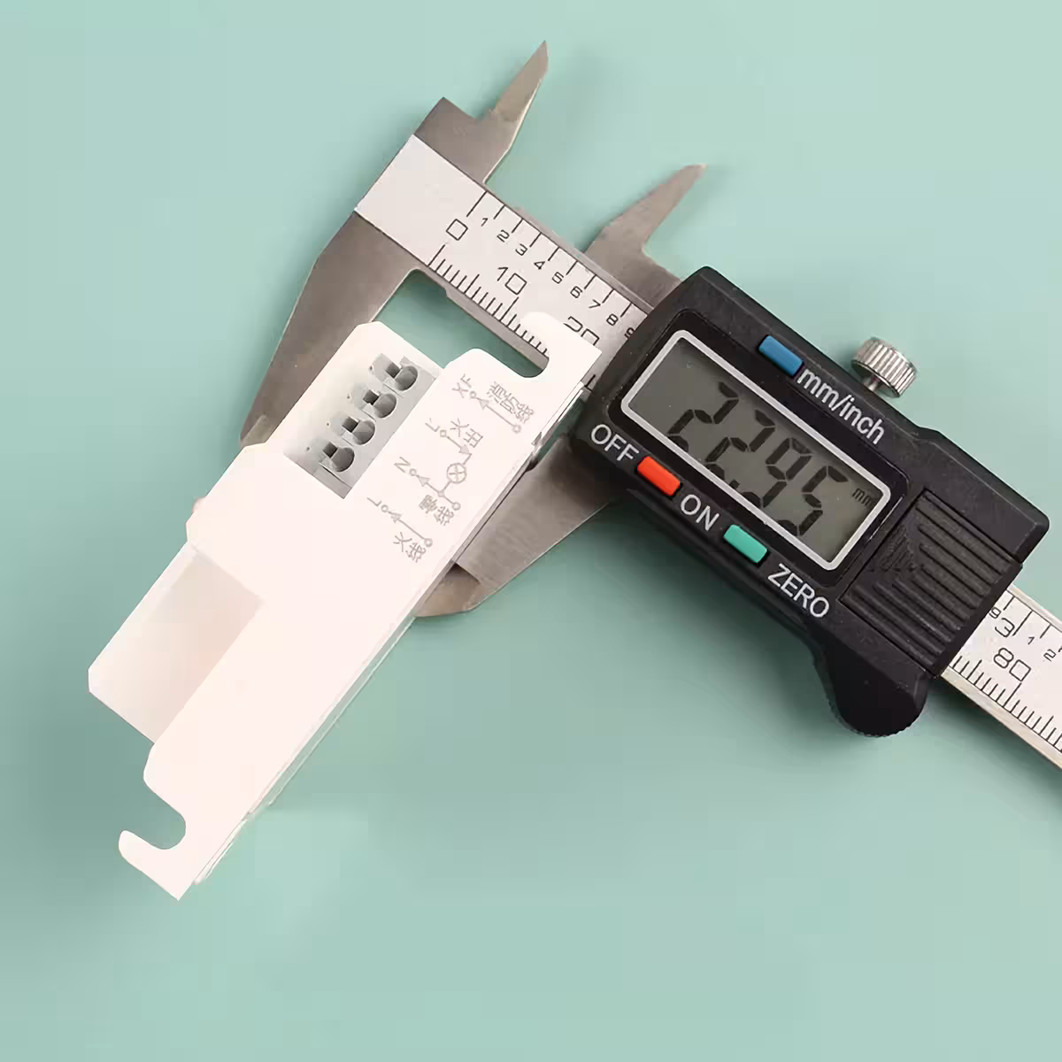 Immagine del sensore crepuscolare misurato con calibro per precisione dimensioni