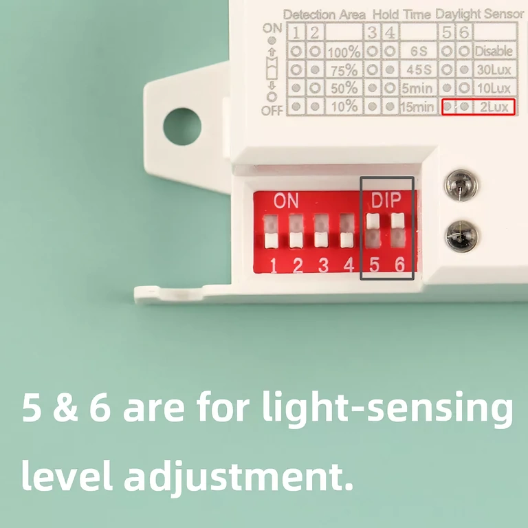 Livelli di regolazione della luminosità (LUX) Selettore per soglie di luce da 2 a 2000 lux per sensore crepuscolare