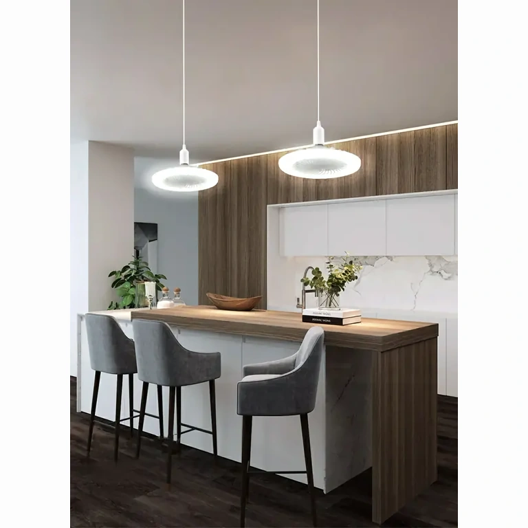 Ventilatore da soffitto bianco installato in cucina, con funzione illuminazione