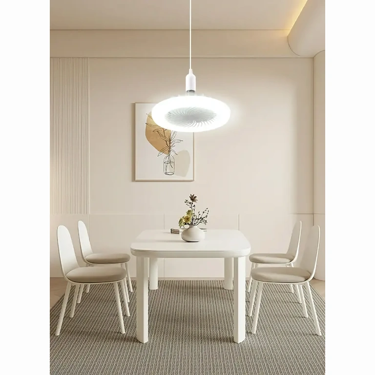 Ventilatore da soffitto dal design moderno, installato in soggiorno