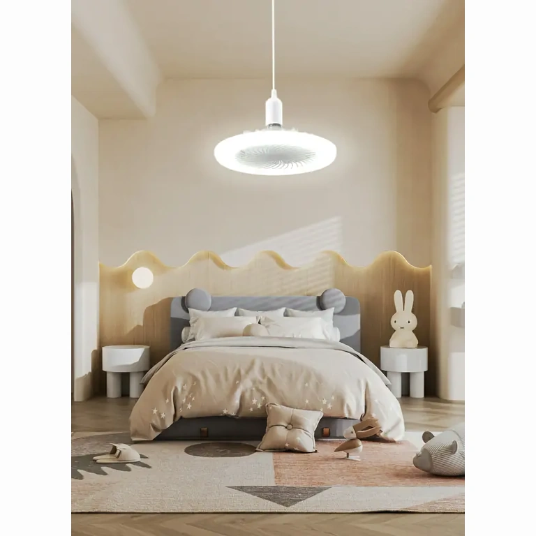 Ventilatore da soffitto con luce regolabile e funzione smart, montato in una stanza