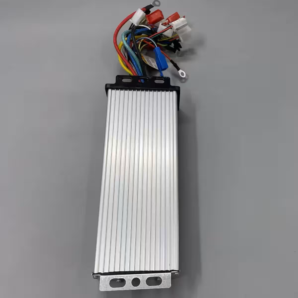 Controller con protezioni da sovraccarico, sovratensione e temperatura