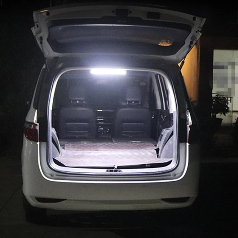 Lampada LED installata nel bagagliaio di un’auto, illuminazione chiara