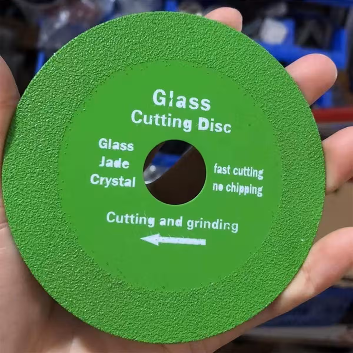 Disco diamantato per vetro tenuto in mano per evidenziare la dimensione