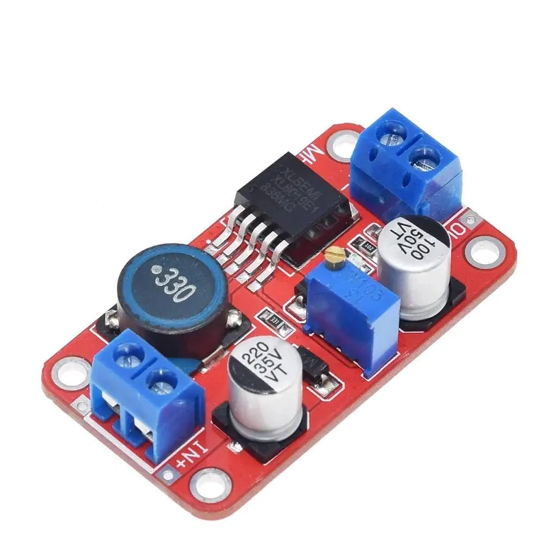 Modulo XL6019 DC-DC Boost Converter – vista frontale Modulo XL6019 DC-DC Boost Converter, vista frontale chiara per valutazione dettagliata del design