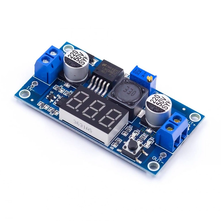 Dettaglio modulo LM2596 – primo piano Primo piano modulo step-down LM2596 con display e regolazione tensione