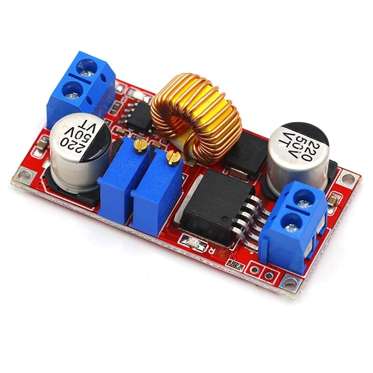 Vista dettagliata del chip XL4015 sul modulo step-down DC-DC
