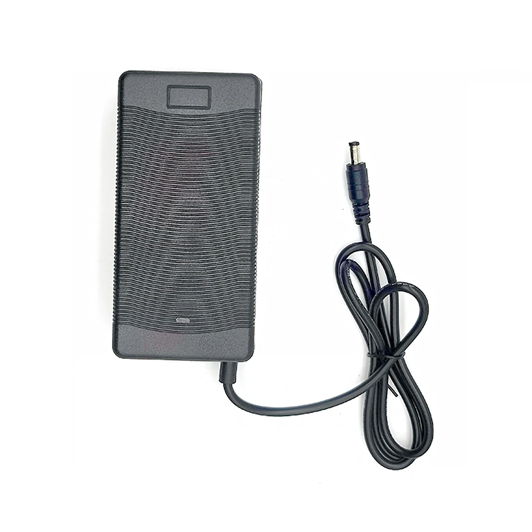 Caricatore Li-Ion 21V 2A con cavo lungo 250 cm Caricabatterie Li-Ion 21V 2A con cavo lungo 250 cm – perfetto per batterie 18V Li-Ion e utensili portatili