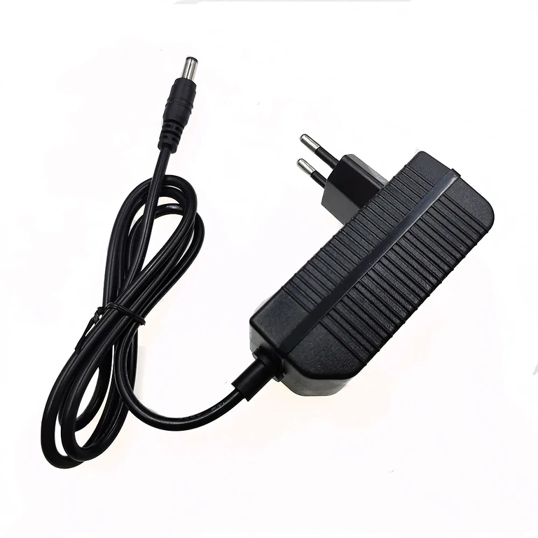 Caricatore Li-Ion 16.8V – angolo variabile Caricabatterie 16.8V Li-Ion 2A – foto da angolazioni variabili, mostra design compatto e portatile per batterie 14.4V