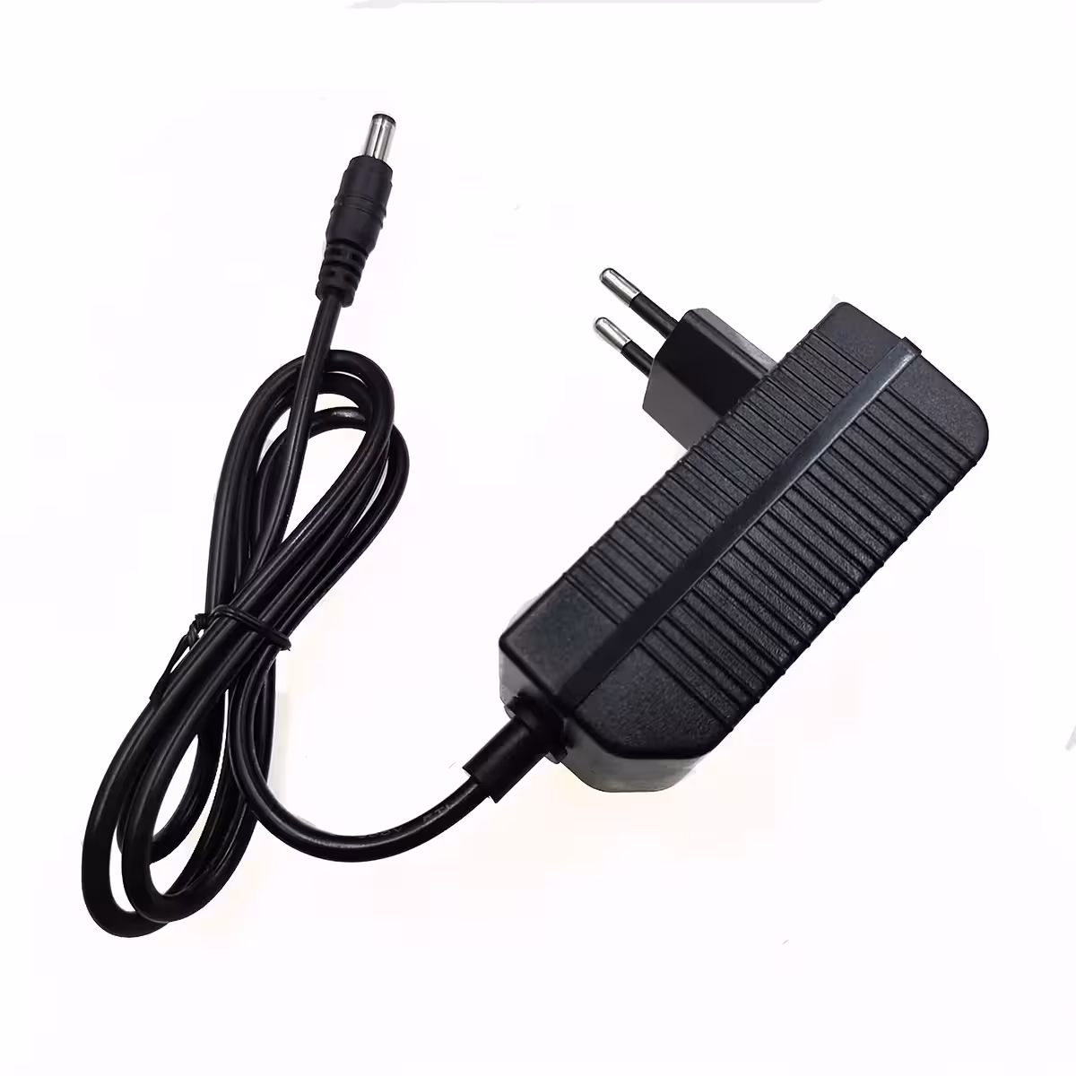 Caricabatterie 16.8V Li-Ion 2A – foto da angolazioni variabili, mostra design compatto e portatile per batterie 14.4V