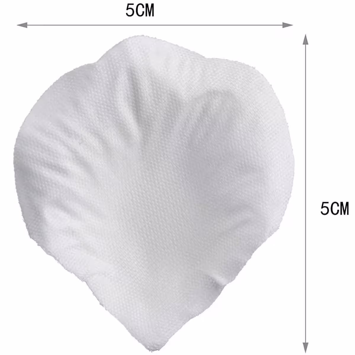 Primo piano petali artificiali bianchi in tessuto