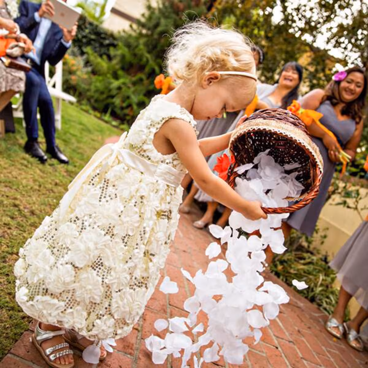 Petali artificiali bianchi per decorare il corridoio del matrimonio